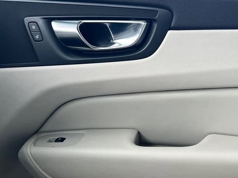 Used 2023 Volvo XC60 B5 Plus image 20