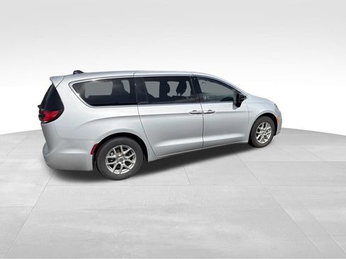 Used 2024 Chrysler Pacifica Touring-L FWD image 12