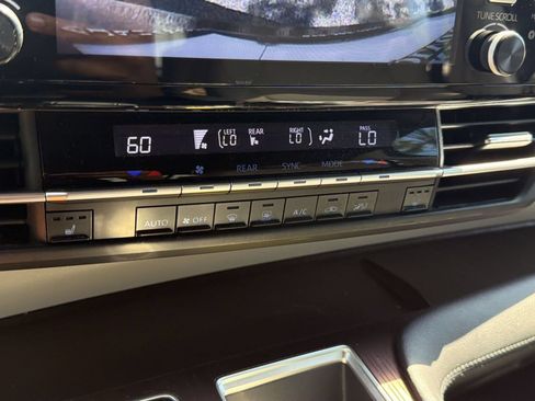 Used 2021 Toyota Sienna XLE FWD image 17