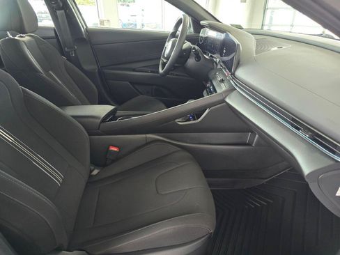 Used 2025 Hyundai Elantra SEL FWD image 41