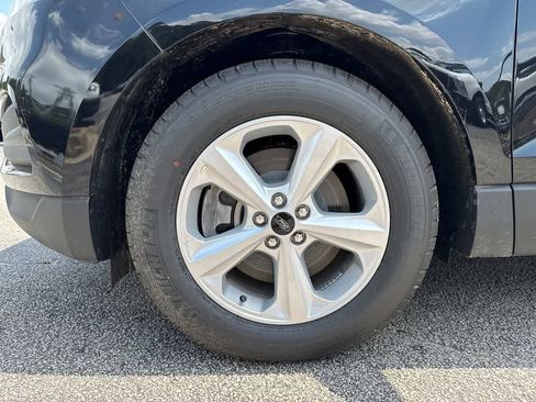 Used 2024 Ford Edge SE image 9