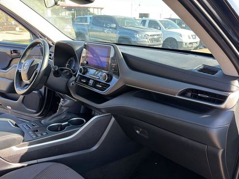 Used 2023 Toyota Highlander LE AWD/4WD image 19