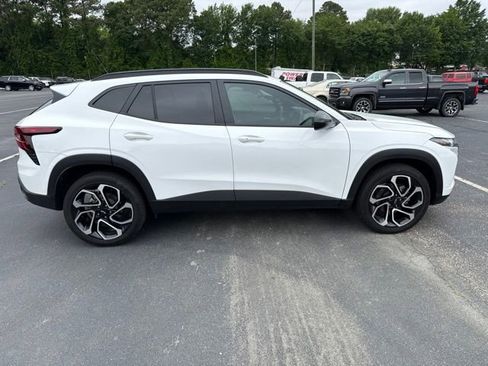 Used 2025 Chevrolet Trax RS w/ Sunroof Package FWD image 6