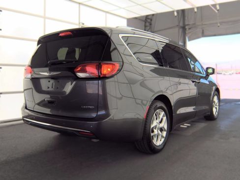 Used 2020 Chrysler Pacifica Limited FWD image 3