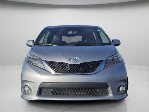 Used 2015 Toyota Sienna SE Premium image 3
