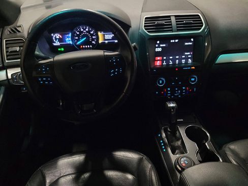 Used 2017 Ford Explorer XLT w/ Equipment Group 202A AWD/4WD image 22