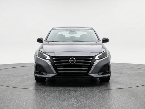 Used 2025 Nissan Altima 2.5 SV FWD image 2