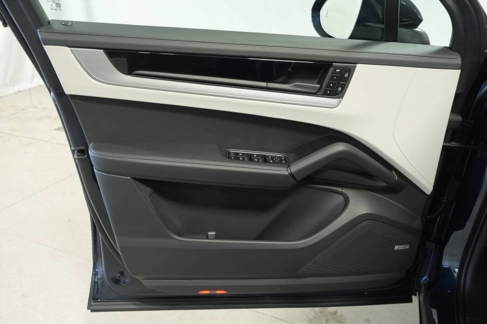 Certified 2026 Porsche Cayenne AWD/4WD image 25