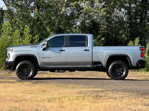 Used 2024 Chevrolet Silverado 2500 ZR2 w/ Technology Package AWD/4WD image 4