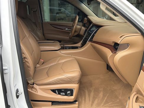 Used 2016 Cadillac Escalade Platinum image 13