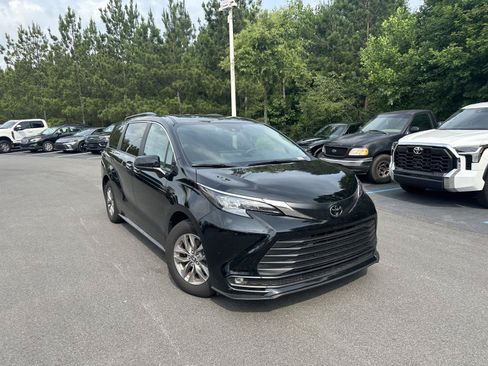 Used 2026 Toyota Sienna XLE FWD image 4
