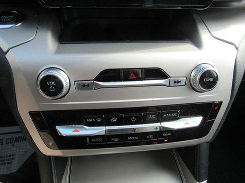 Used 2022 Ford Explorer XLT w/ Equipment Group 202A image 34