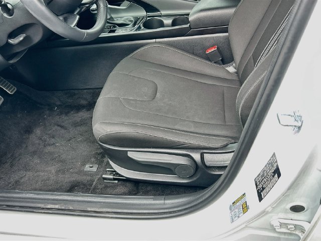 Certified 2025 Hyundai Elantra SEL FWD image 12