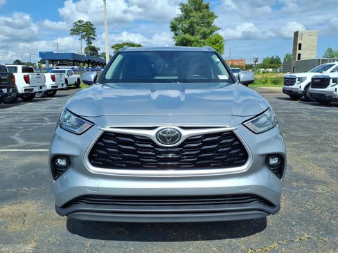 Used 2020 Toyota Highlander XLE FWD image 2