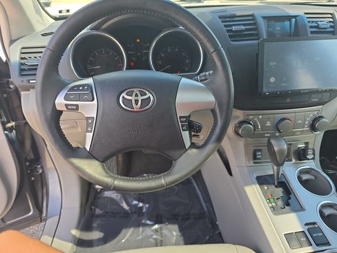 Used 2012 Toyota Highlander SE w/ Tow Pkg FWD image 15