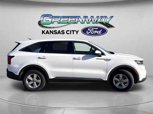 Used 2023 Kia Sorento LX image 8