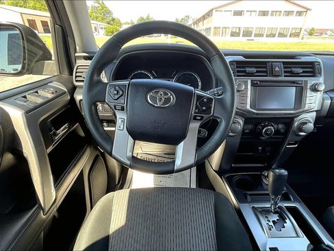Used 2018 Toyota 4Runner SR5 AWD/4WD image 9