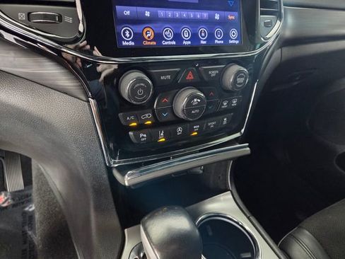 Used 2020 Jeep Grand Cherokee Altitude RWD image 23