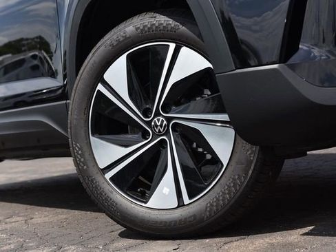 New 2026 Volkswagen Taos SE AWD/4WD image 3