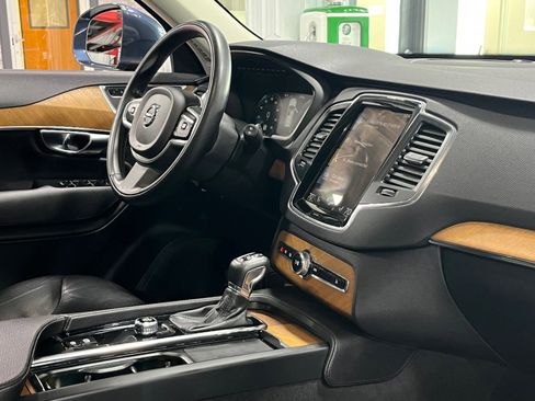 Used 2022 Volvo XC90 T6 Momentum w/ Climate Package image 10