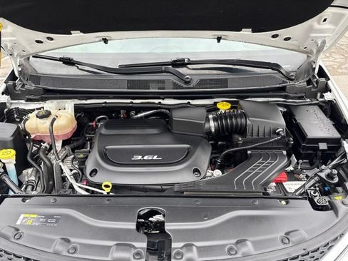 Used 2018 Chrysler Pacifica Limited w/ Tire & Wheel Group FWD image 45
