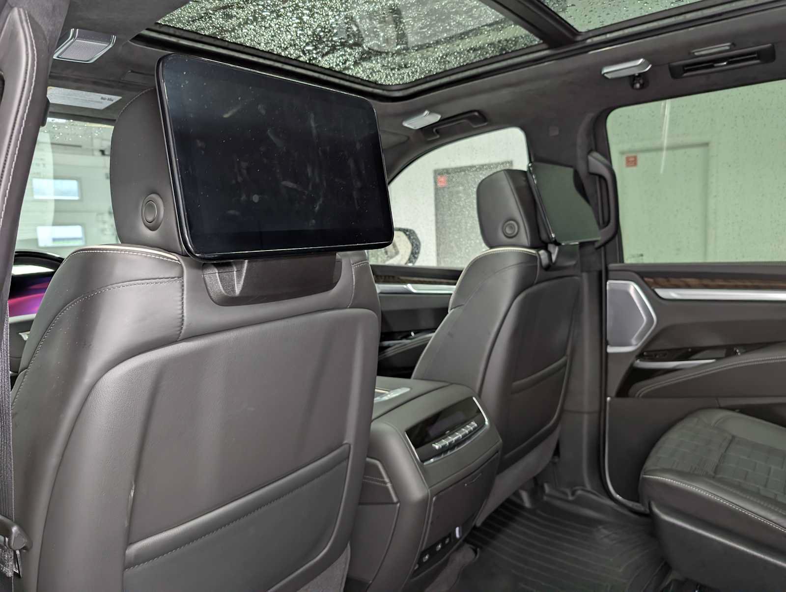 Certified 2026 Cadillac Escalade ESV Platinum Sport w/ LPO, ONYX Package AWD/4WD image 24