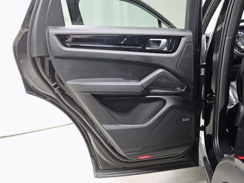 Used 2020 Porsche Cayenne image 34