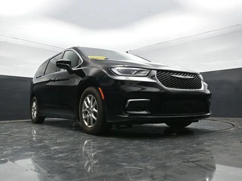 Used 2024 Chrysler Pacifica Touring-L FWD image 44