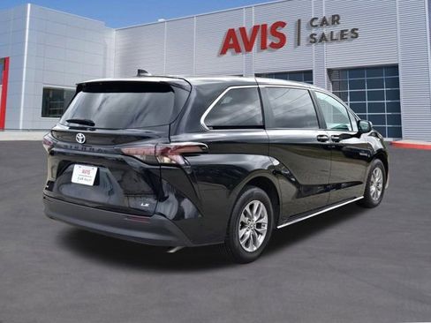 Used 2025 Toyota Sienna LE image 6