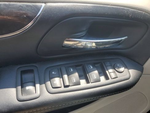 Used 2016 Chrysler Town & Country Touring FWD image 13