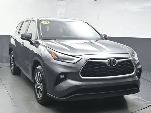 Used 2024 Toyota Highlander XLE FWD image 2