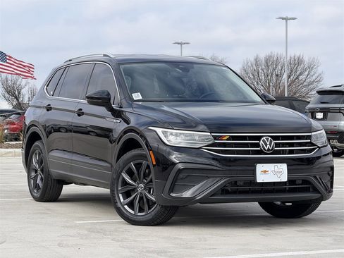 Used 2023 Volkswagen Tiguan SE image 2