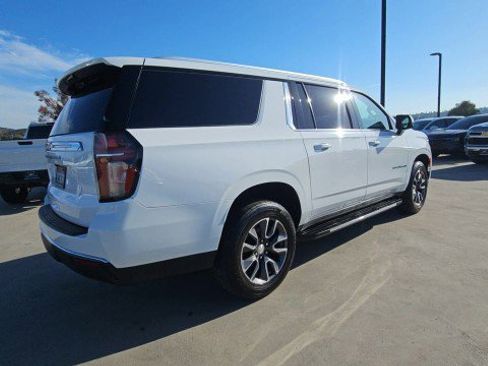 Used 2021 Chevrolet Suburban LT w/ LT Signature Plus Package RWD image 8