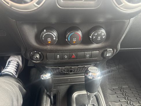 Used 2017 Jeep Wrangler Unlimited Sahara w/ Connectivity Group AWD/4WD image 23