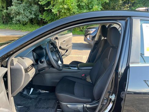Used 2025 Nissan Sentra SV FWD image 24
