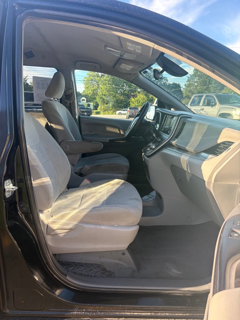 Used 2020 Toyota Sienna L FWD image 11
