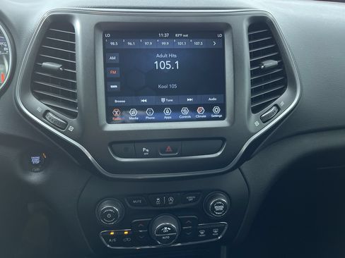 Used 2019 Jeep Cherokee Trailhawk w/ Cold Weather Group AWD/4WD image 18