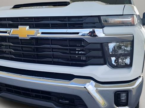 Used 2025 Chevrolet Silverado 2500 LT w/ Convenience Package AWD/4WD image 2