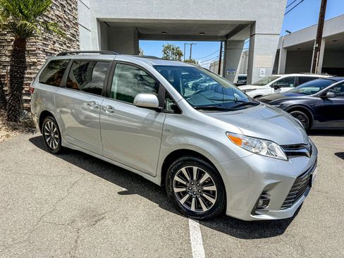 Used 2019 Toyota Sienna XLE w/ XLE Navigation Package AWD/4WD image 2