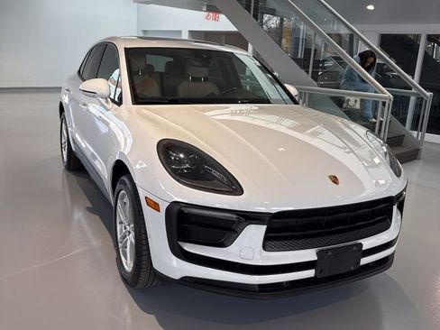 Used 2022 Porsche Macan Base image 3