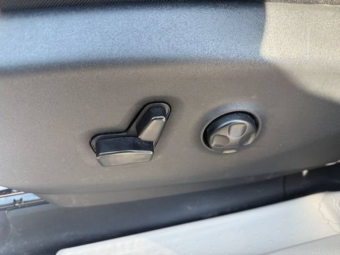 Used 2024 Chrysler Pacifica Touring-L FWD image 30