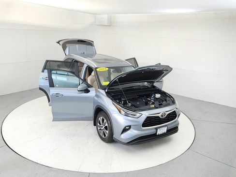 Certified 2024 Toyota Highlander XLE FWD image 17