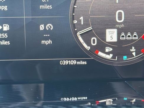 Used 2023 Land Rover Defender 90 V8 AWD/4WD image 32