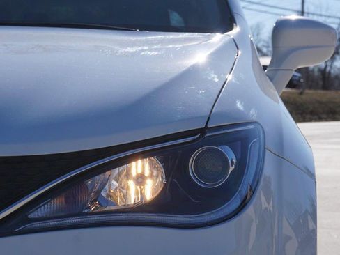 Used 2017 Chrysler Pacifica Touring-L w/ Tire & Wheel Group image 10