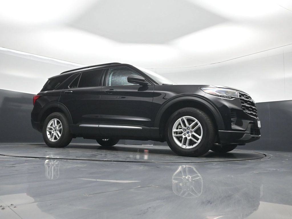 Used 2025 Ford Explorer Active AWD/4WD image 3