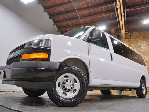 Used 2021 Chevrolet Express 3500 LS RWD image 3