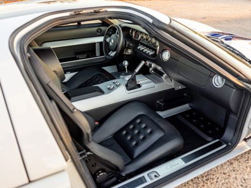 Used 2005 Ford GT RWD image 13
