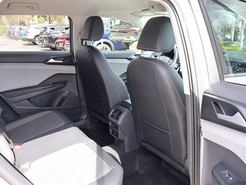 Used 2022 Volkswagen Taos SE image 32