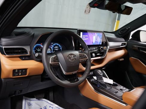 New 2026 Toyota Highlander Platinum image 11