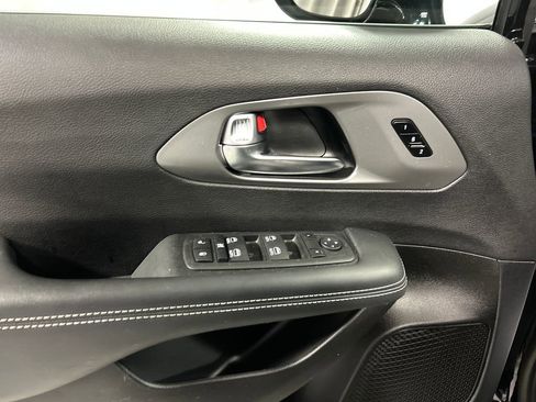 Used 2025 Chrysler Pacifica Select image 14